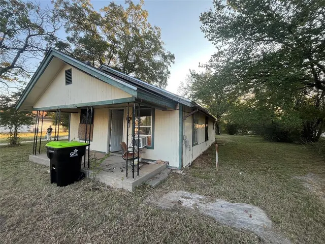 Photo 3 — 209 N Rangeline Street, Tecumseh, OK 74873