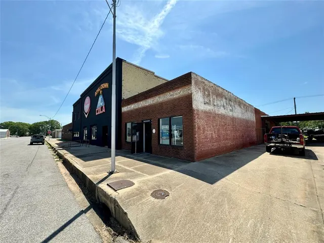 Photo 3 — 215 Kansas Avenue, Chickasha, OK 73018