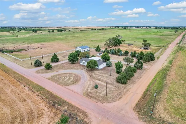 Photo 4 — 32042 N County Road 1960 Road, Willow, OK 73673