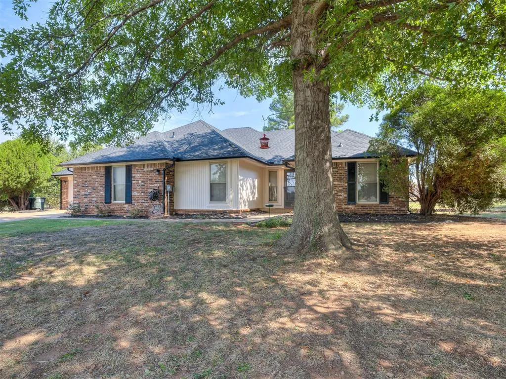Photo 2 — 10812 Blue Fox Drive, Edmond, OK 73025