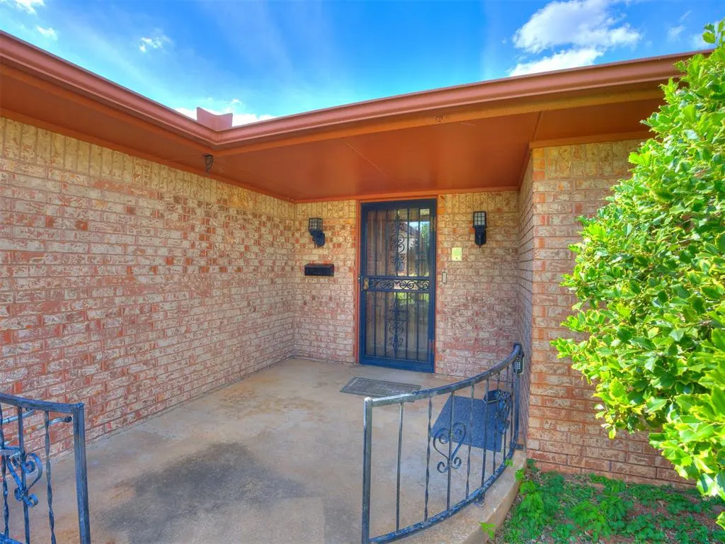Photo 2 — 10105 Bromley Court, Oklahoma City, OK 73159