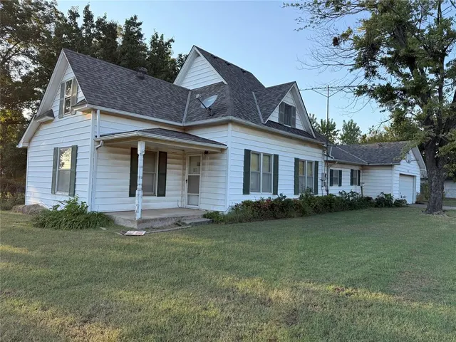 Photo 2 — 1503 Mitacek Avenue, Prague, OK 74864