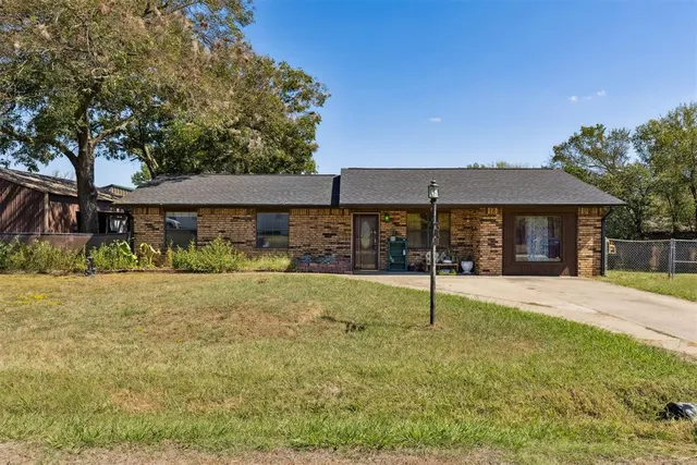 Photo 2 — 612 NE 1st Street, Henryetta, OK 74437