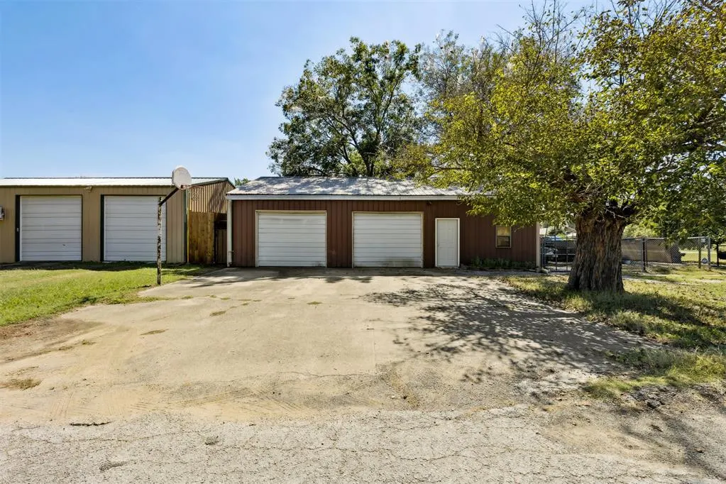 Photo 29 — 612 NE 1st Street, Henryetta, OK 74437