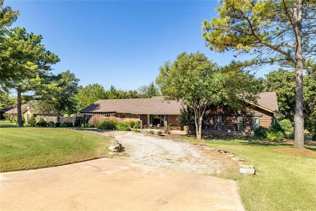 Front exterior — 204 Cristina Drive, Guthrie, OK 73044