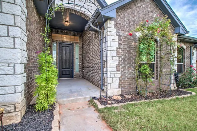 Photo 3 — 15570 Greenleaf Lane, Oklahoma City, OK 73165