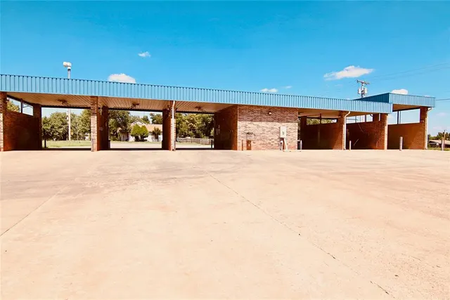 Photo 2 — 600 opal Avenue, Clinton, OK 73601
