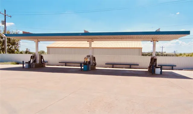 Photo 4 — 600 opal Avenue, Clinton, OK 73601