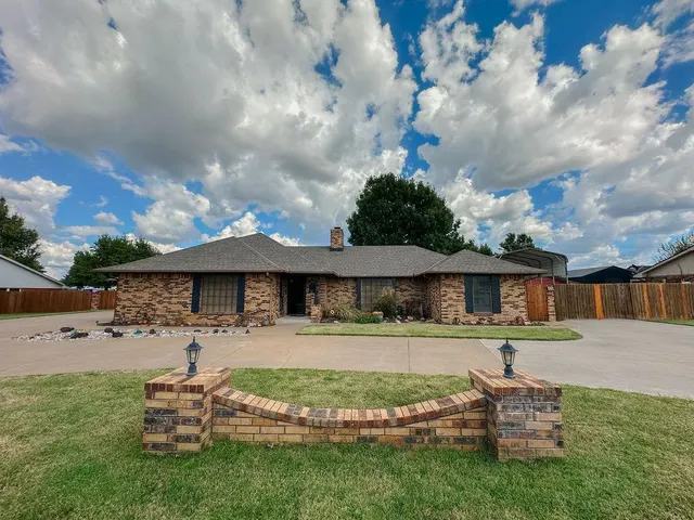 Front exterior — 625 N Max Street, Hinton, OK 73047