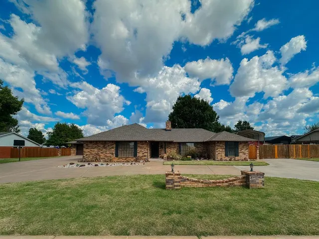Photo 3 — 625 N Max Street, Hinton, OK 73047