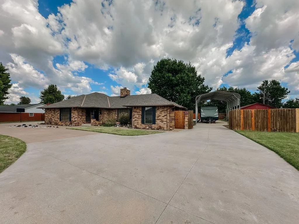 Photo 4 — 625 N Max Street, Hinton, OK 73047