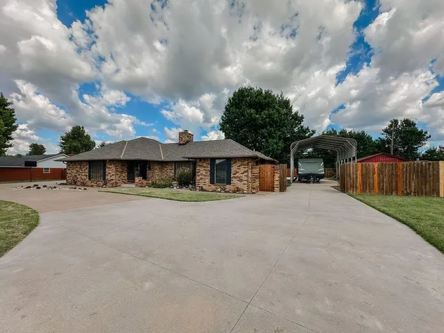 Photo 4 — 625 N Max Street, Hinton, OK 73047