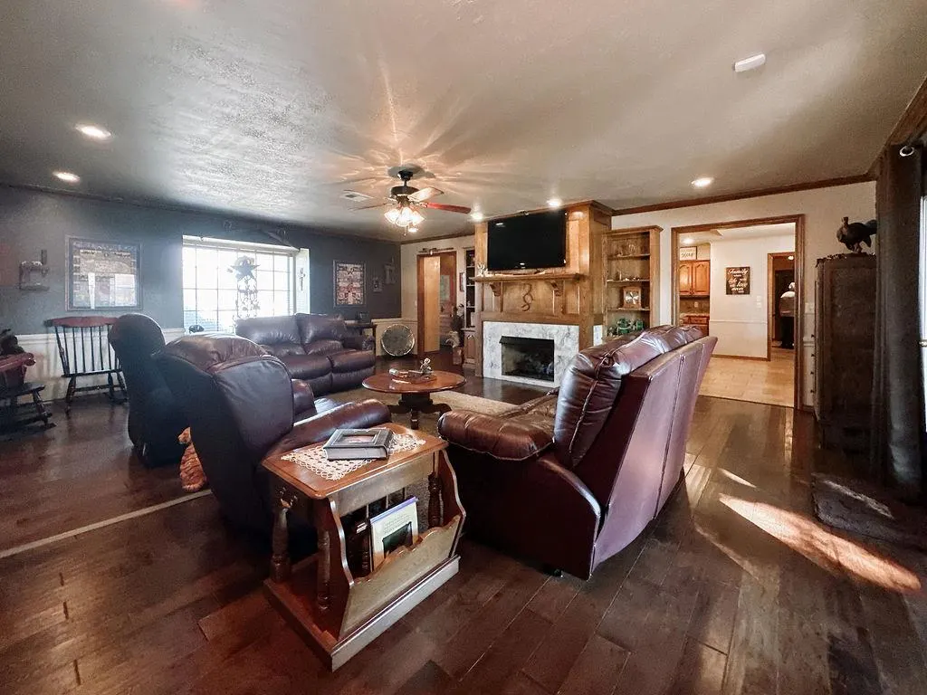 Photo 9 — 625 N Max Street, Hinton, OK 73047