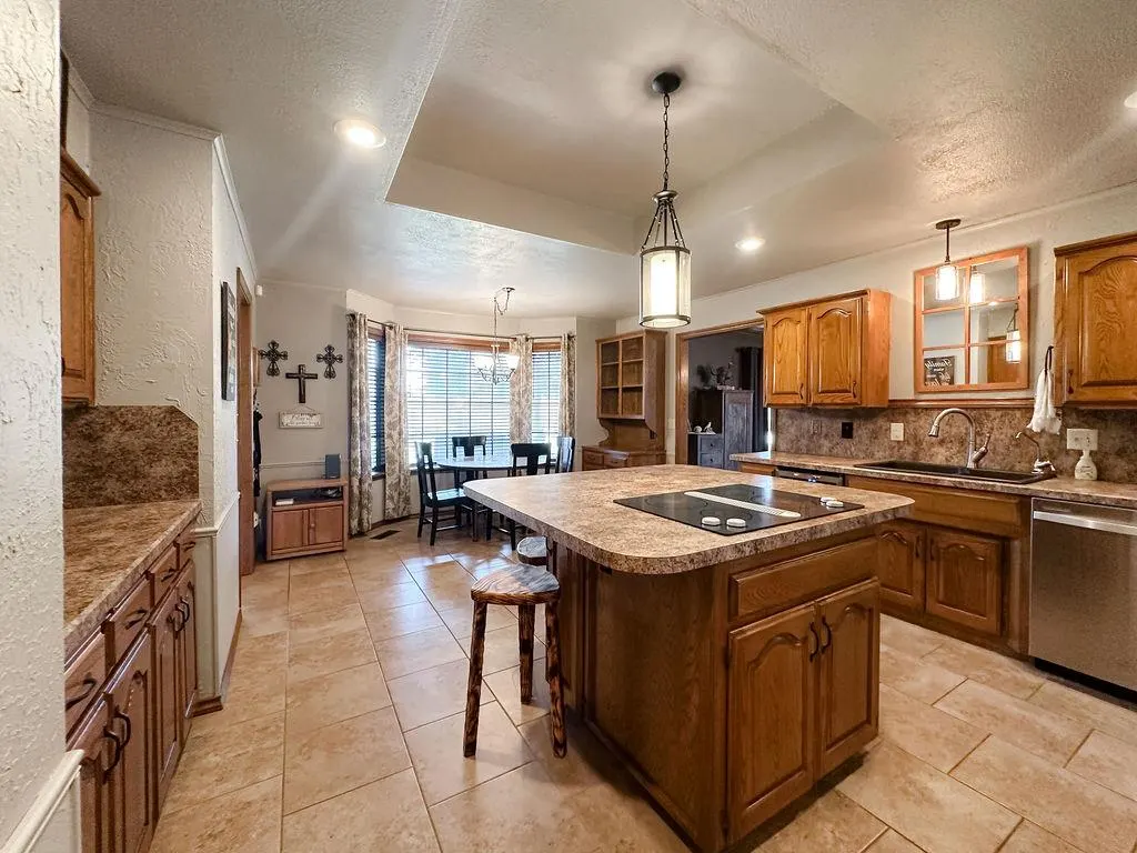 Photo 10 — 625 N Max Street, Hinton, OK 73047