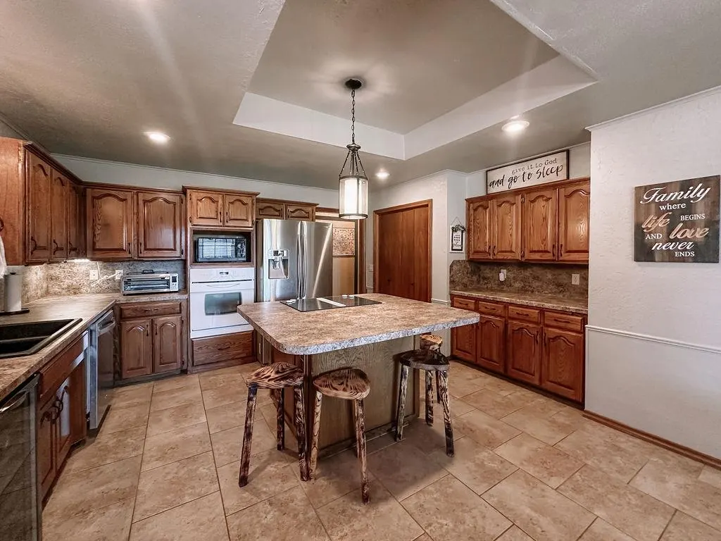 Photo 14 — 625 N Max Street, Hinton, OK 73047