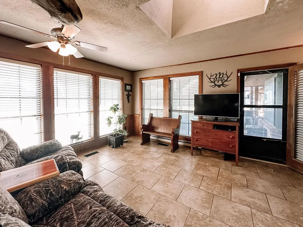 Photo 16 — 625 N Max Street, Hinton, OK 73047
