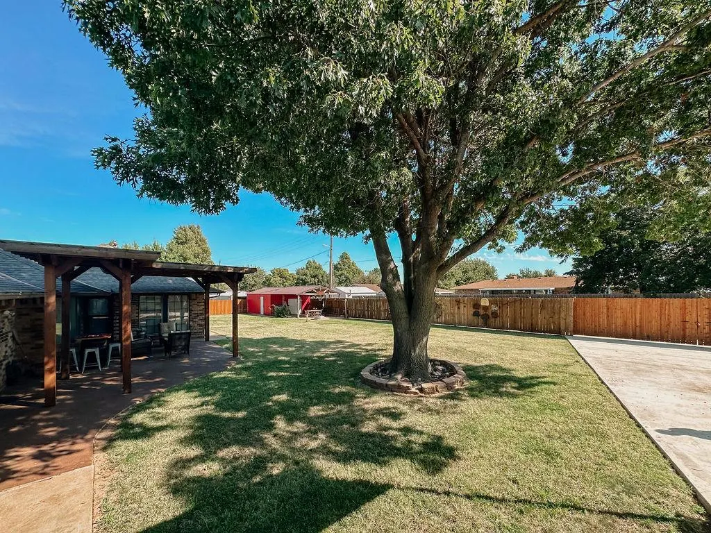 Photo 34 — 625 N Max Street, Hinton, OK 73047