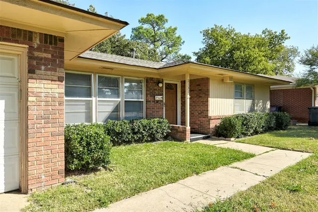 Photo 2 — 2131 Carlton Way, The Village, OK 73120