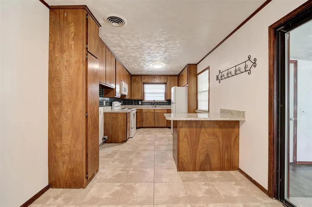 Photo 10 — 2131 Carlton Way, The Village, OK 73120