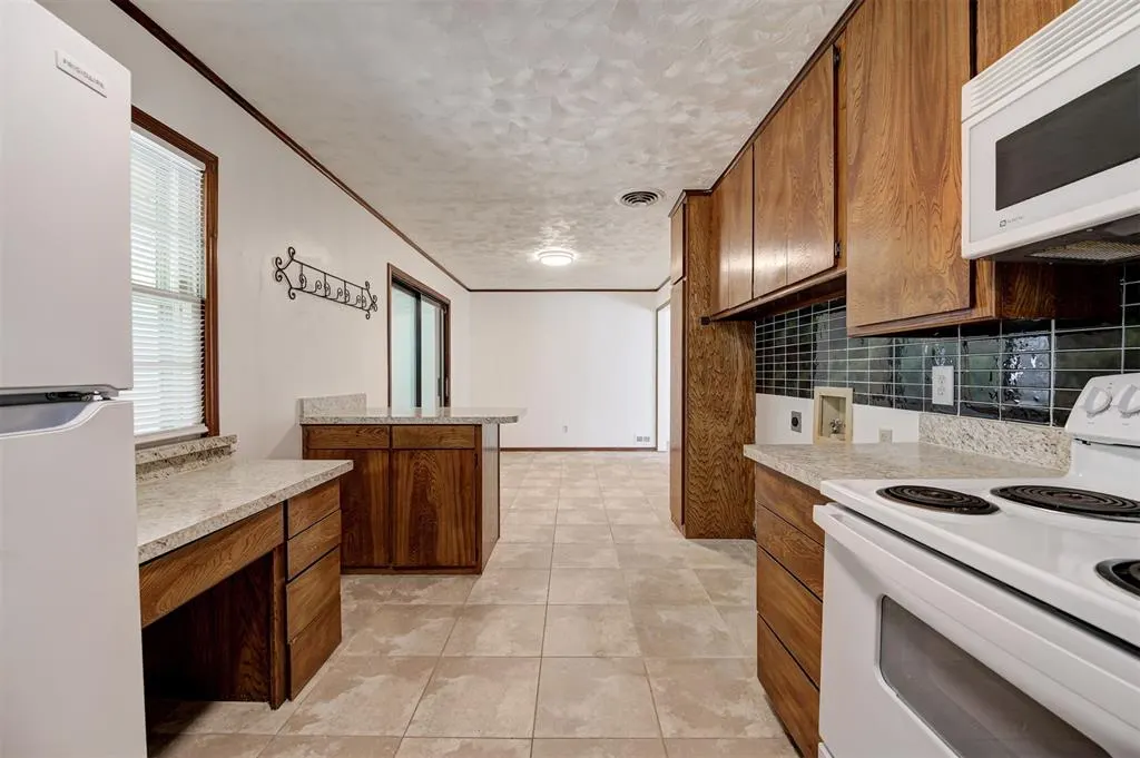 Photo 12 — 2131 Carlton Way, The Village, OK 73120