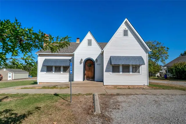 Front exterior — 910 E 1st Street, Chandler, OK 74834