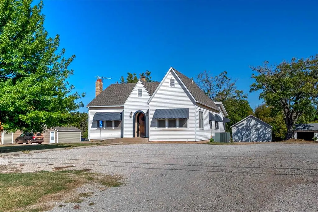 Photo 3 — 910 E 1st Street, Chandler, OK 74834
