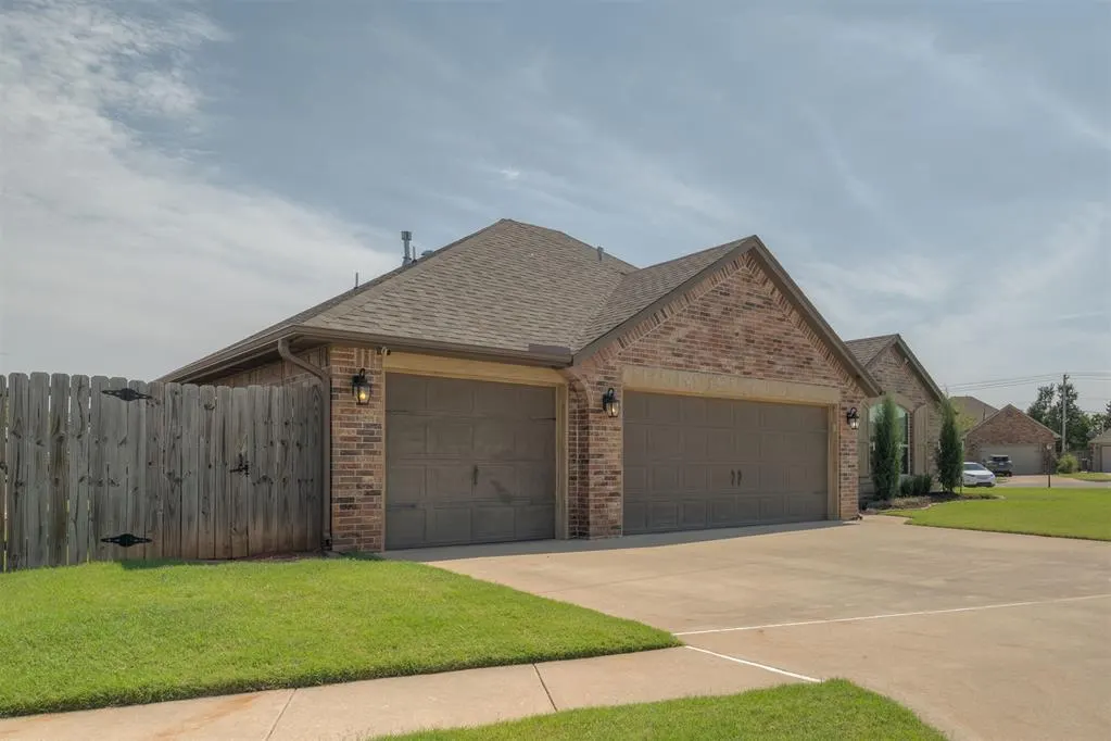 Photo 2 — 13112 Bright Prairie Circle, Oklahoma City, OK 73142