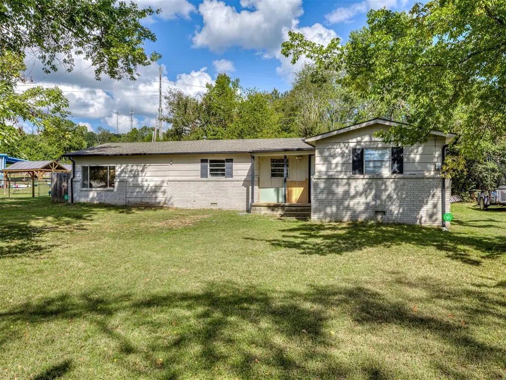 Front exterior — 1025 W Fox Street, Tahlequah, OK 74464