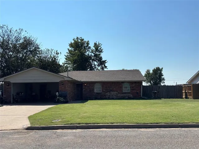 Front exterior — 524 Skyview Drive, Watonga, OK 73772