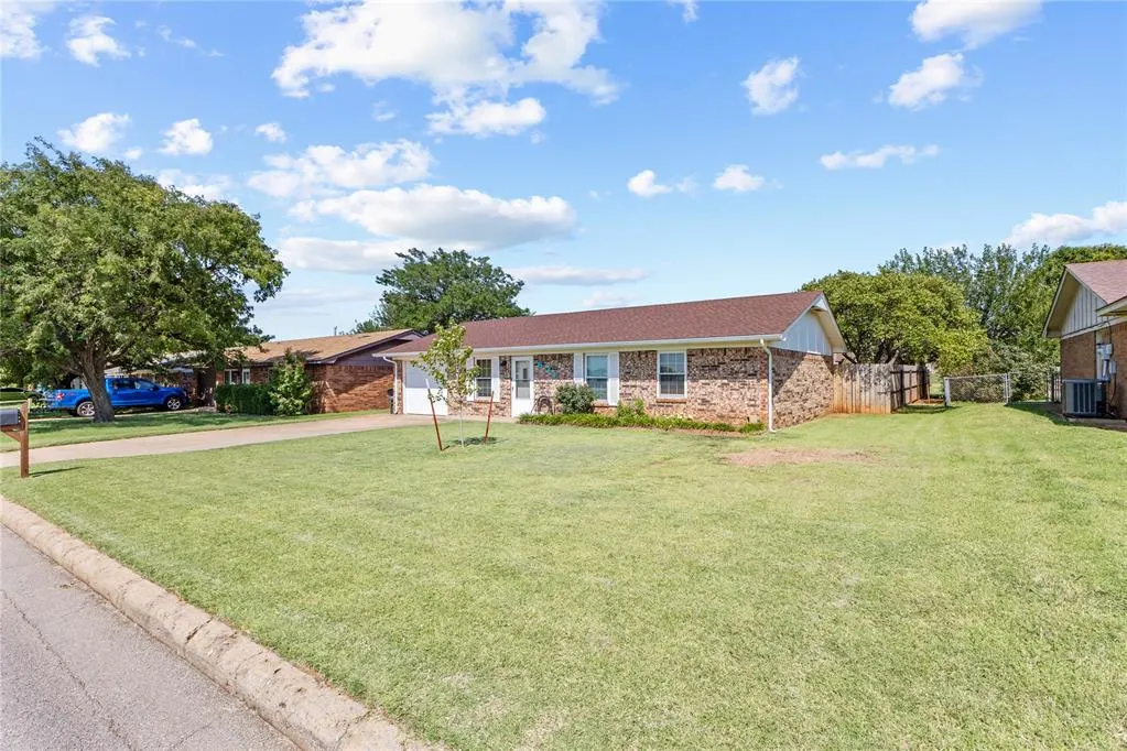 Photo 2 — 631 S 28th Street, Clinton, OK 73601
