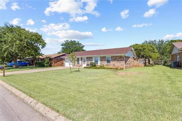 Photo 2 — 631 S 28th Street, Clinton, OK 73601