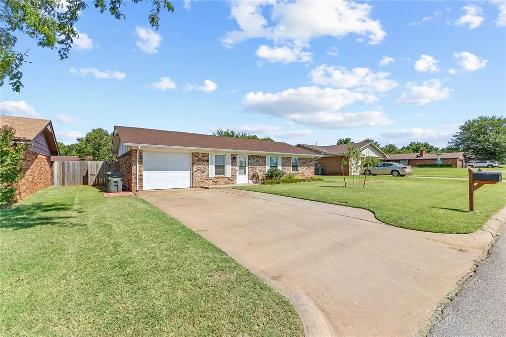 Photo 3 — 631 S 28th Street, Clinton, OK 73601