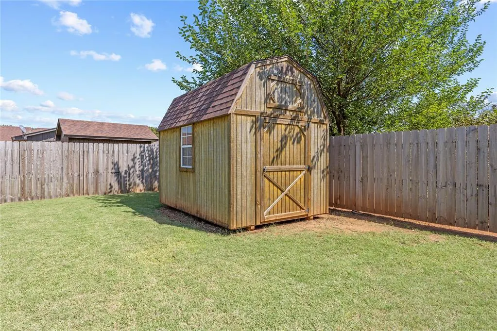 Photo 23 — 631 S 28th Street, Clinton, OK 73601