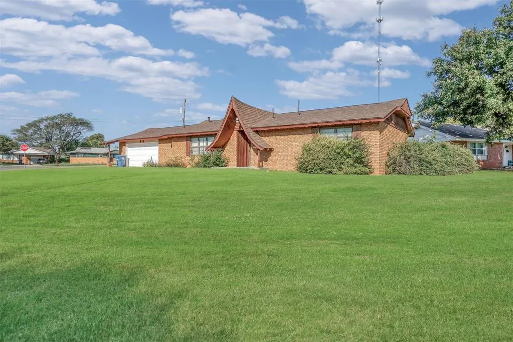 Front exterior — 1600 Crestview Drive, Cordell, OK 73632