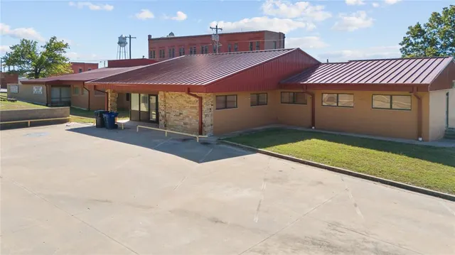 Photo 2 — 116 E Robert S Kerr Boulevard, Wynnewood, OK 73098