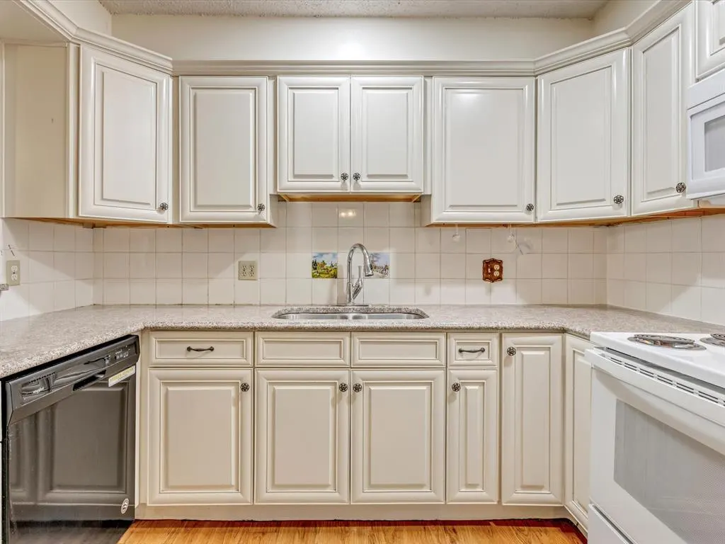 Photo 9 — 10021 Brookmill Court, Oklahoma City, OK 73159