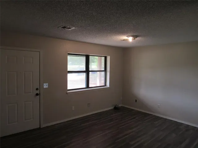 Photo 3 — 829 NE 2nd Avenue, Ardmore, OK 73401