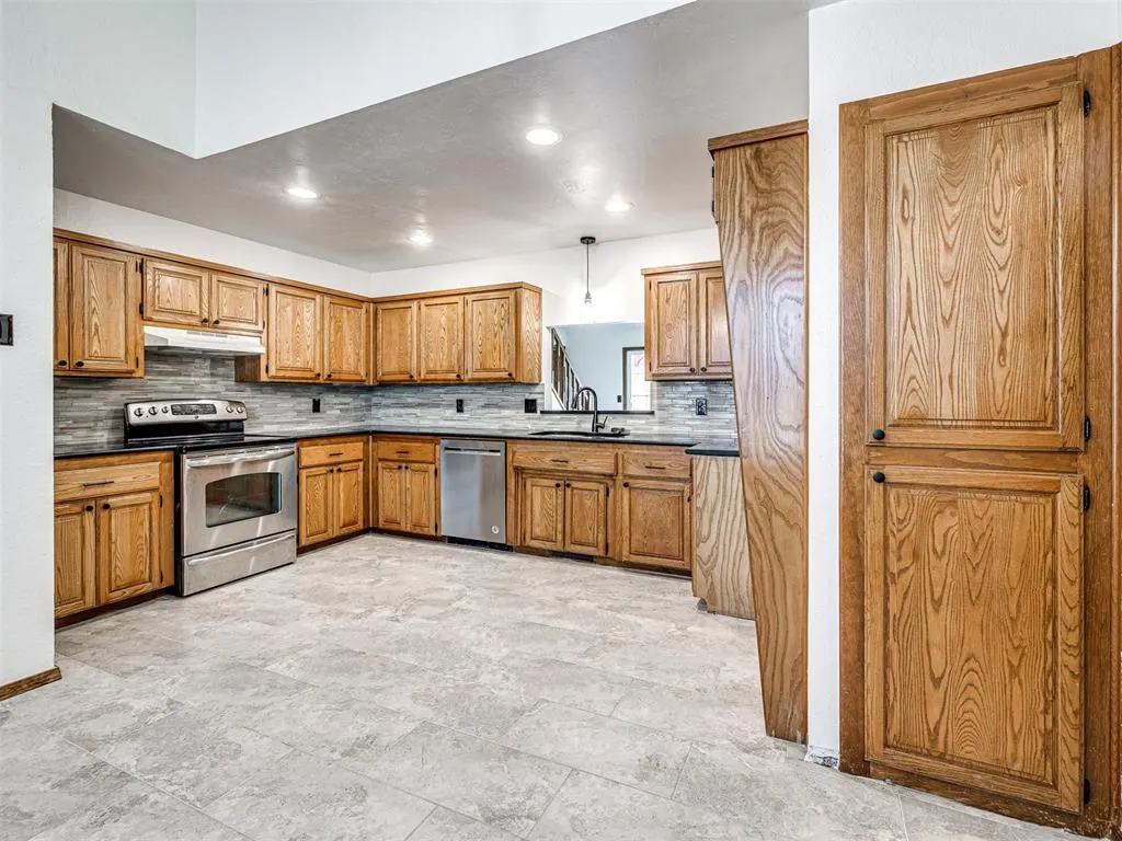 Photo 18 — 8404 Pinewood Drive, Oklahoma City, OK 73135