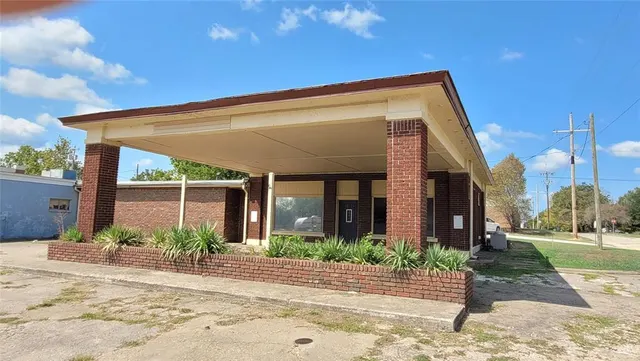 Photo 2 — 127 N 4th Street Street, Okemah, OK 74859