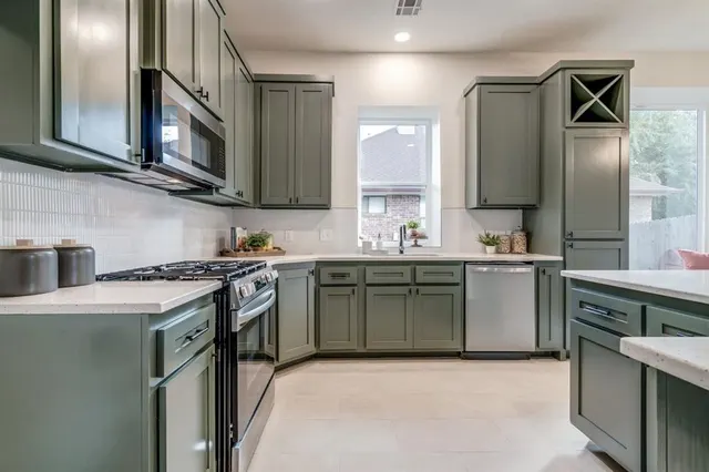 Photo 2 — 1809 Fredrick Drive, Edmond, OK 73003