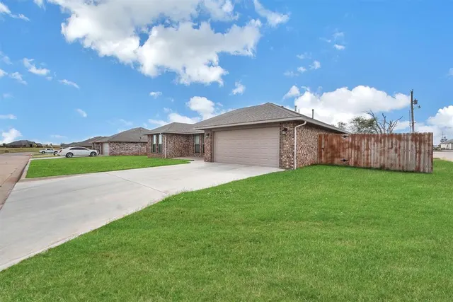 Photo 2 — 106 Mulberry Lane, Elk City, OK 73644
