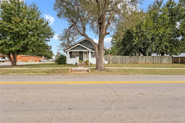 Photo 2 — 588 N Arapaho Avenue, Hydro, OK 73048