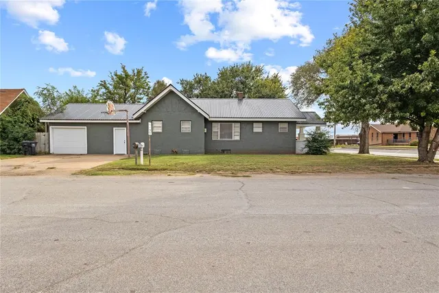 Photo 4 — 588 N Arapaho Avenue, Hydro, OK 73048
