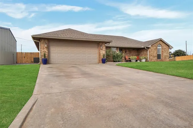 Front exterior — 121 Ranch Road, Elk City, OK 73644