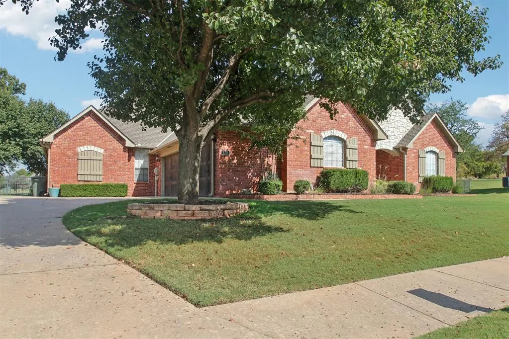 Front exterior — 409 Heritage Green Road, Edmond, OK 73003