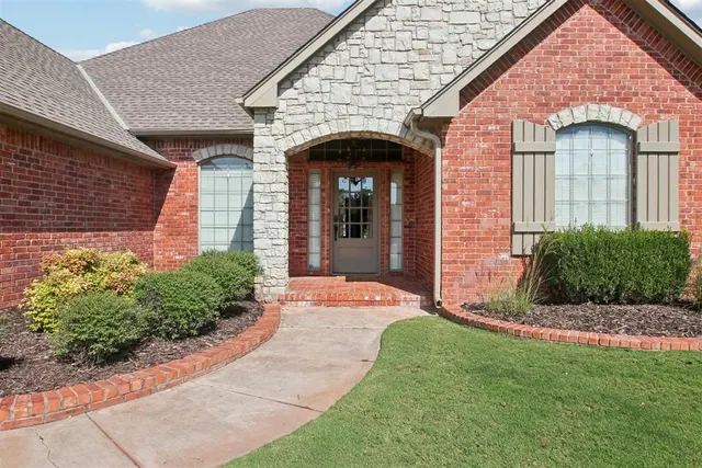 Photo 3 — 409 Heritage Green Road, Edmond, OK 73003