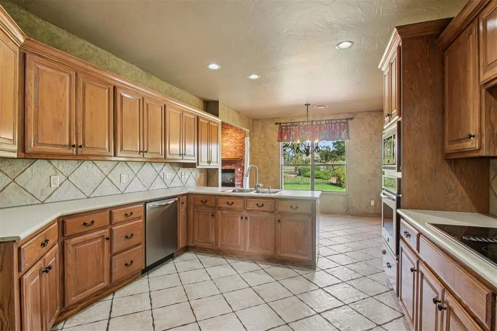 Photo 15 — 409 Heritage Green Road, Edmond, OK 73003