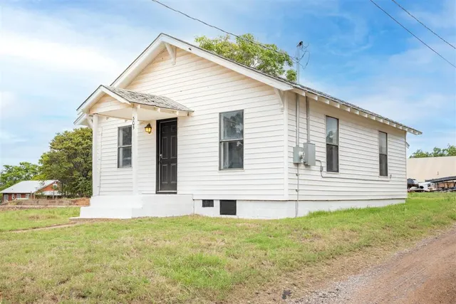 Front exterior — 305 W Cedar Avenue, Sayre, OK 73662