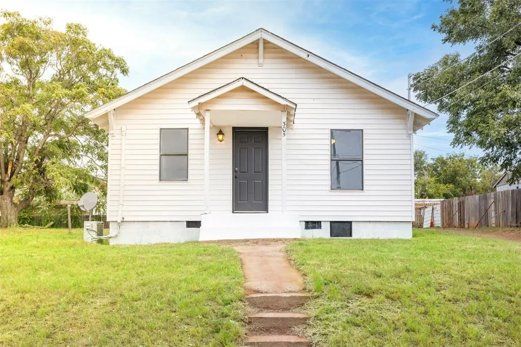 Photo 3 — 305 W Cedar Avenue, Sayre, OK 73662