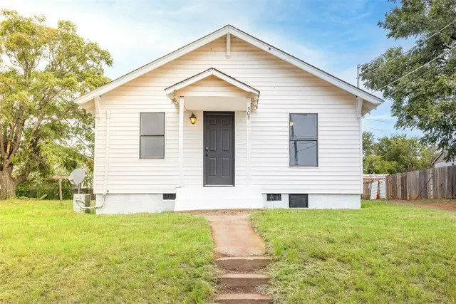 Photo 3 — 305 W Cedar Avenue, Sayre, OK 73662